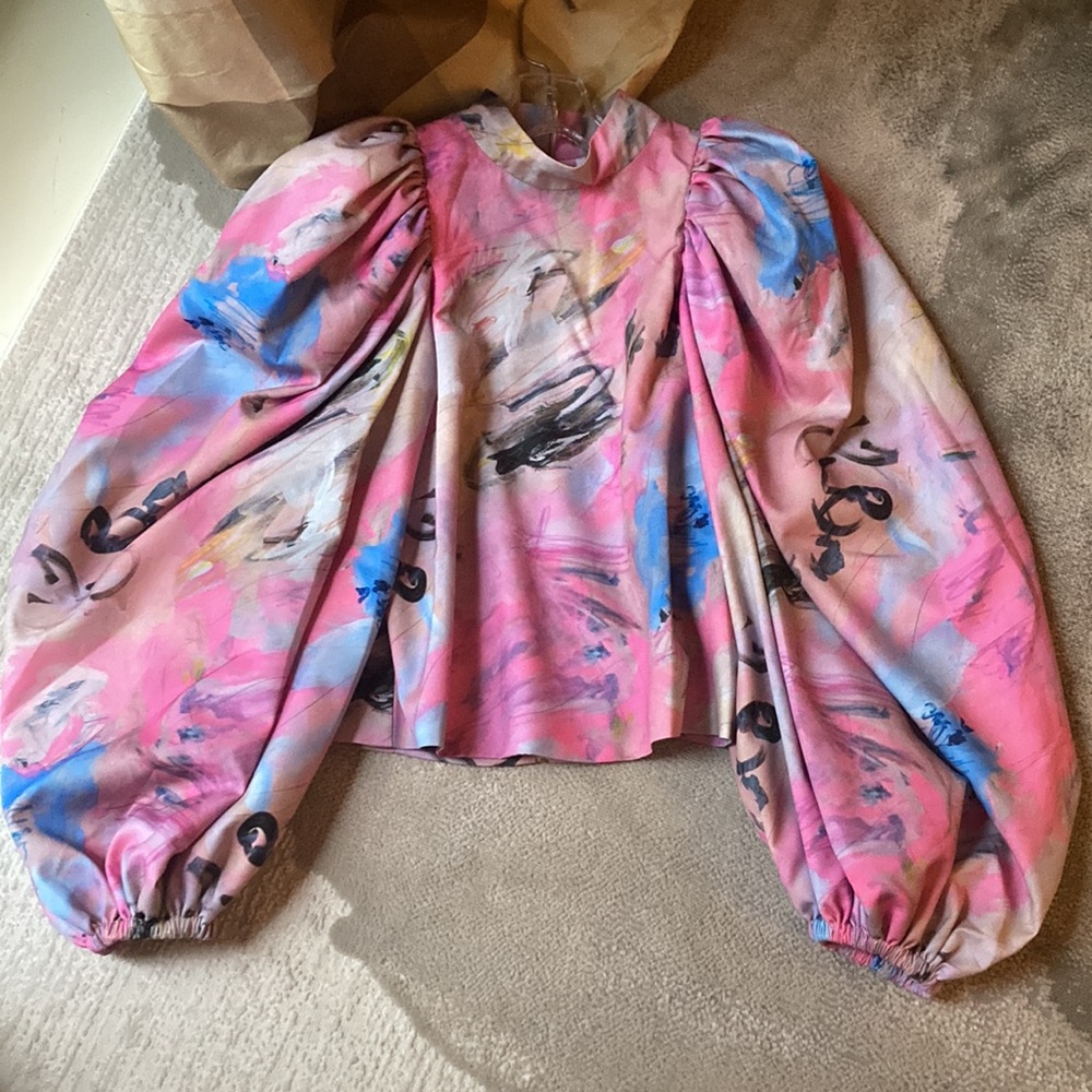 Neubyrne beautiful abstract print top with dramatic sleeves